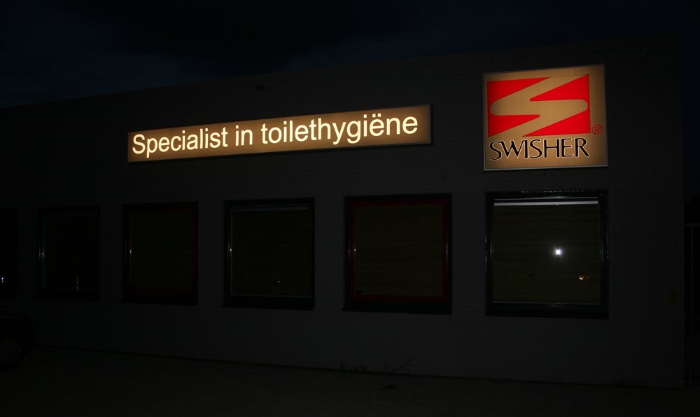 Verlichte lichtbak bij avond
