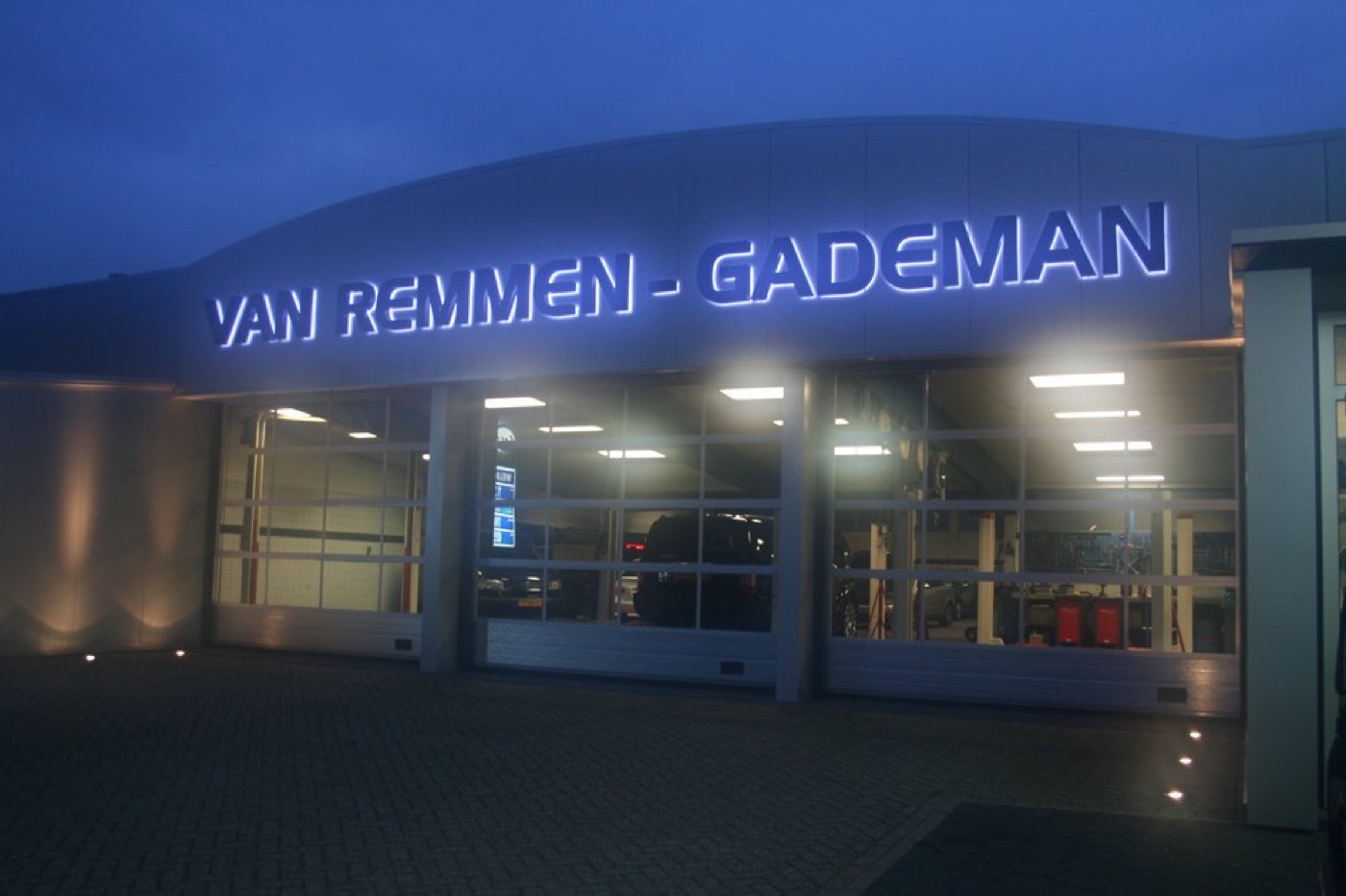 Verlichte gevelreclame bij avond