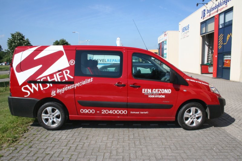 Rode bedrijfswagen met belettering