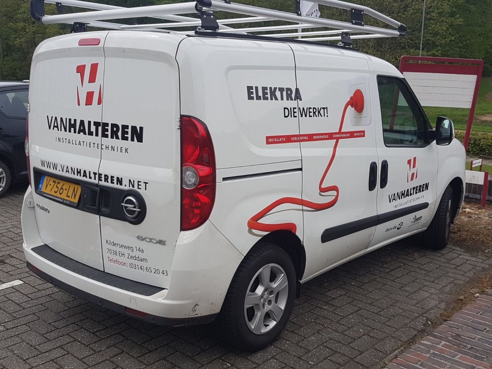 Beletterde bedrijfsbus Van Halteren